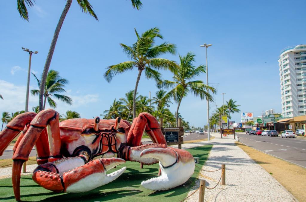 Monumento do Caranguejo na Orla da Atalaia