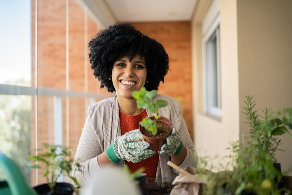 mulher cultivando horta